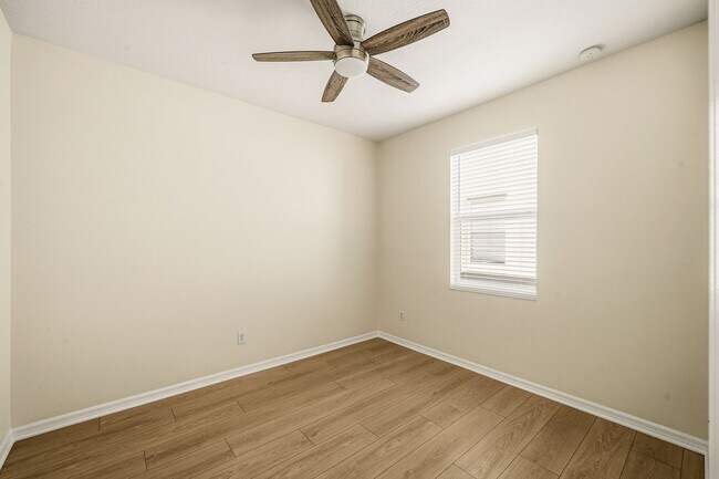 Building Photo - Cozy 4/2 Home Nestled in a Gated Community