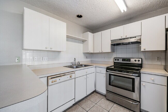 Building Photo - 6724 Summer Haven Dr