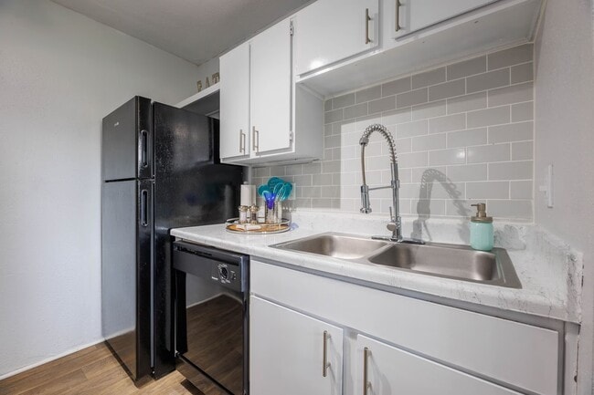 Building Photo - Luxury Features + 6 Weeks Free Rent | Don’...