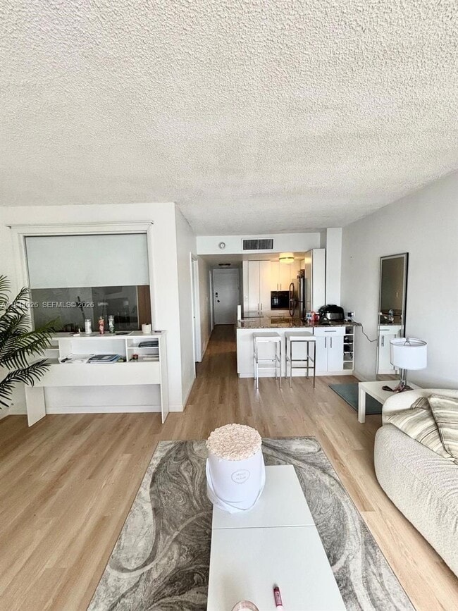 Building Photo - 999 Brickell Bay Dr