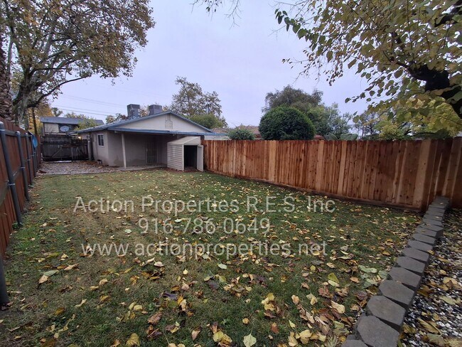Building Photo - Central Roseville -Duplex 1 Bed, 1 Bath Duplex Large Fenced Yard, Gardener Included - No Laundry ...