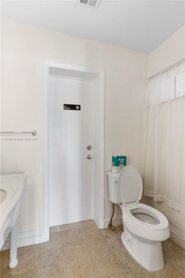 Building Photo - 1700 Bay Dr