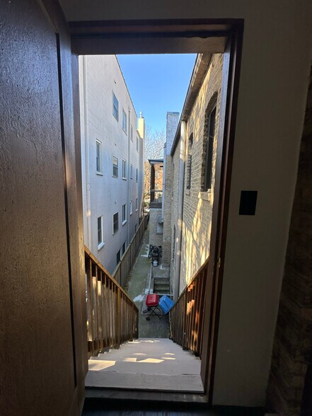 Building Photo - 1949 W Grace St