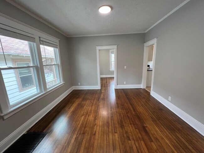 Building Photo - Fully Remodeled 2 Bedroom House!