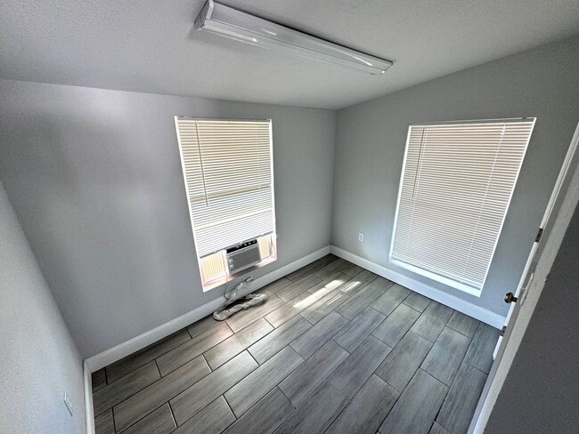 Building Photo - 515 49th Ave Terrace W