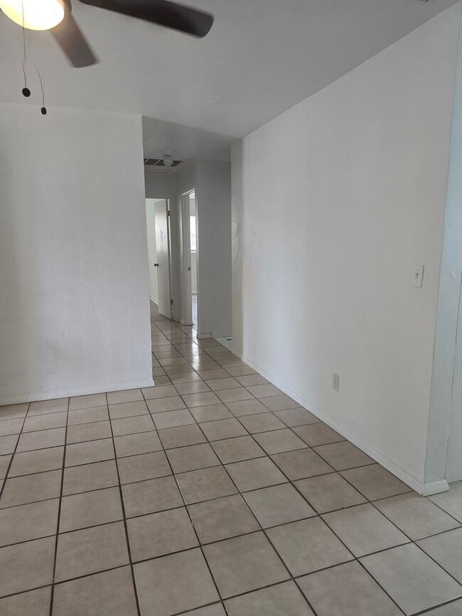 Building Photo - 3 bedroom 1 bath