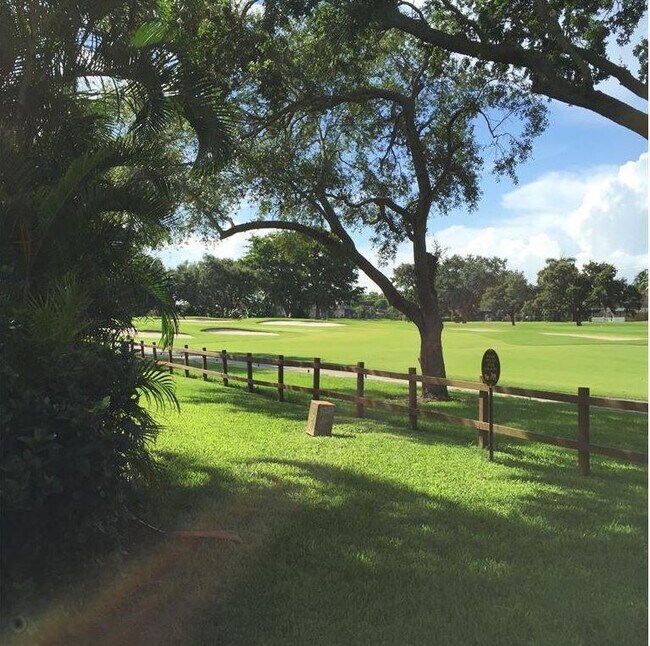 Building Photo - 10740 S Golfview Dr