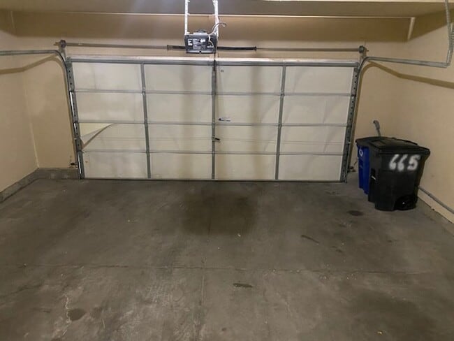 Building Photo - 3 bed 3 bath townhome - Ready 4/10/26