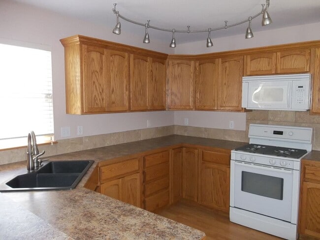 Building Photo - Beautiful 5 Bedroom Home in Heart of Loveland