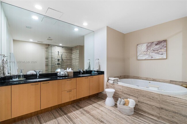 Building Photo - 16001 Collins Ave