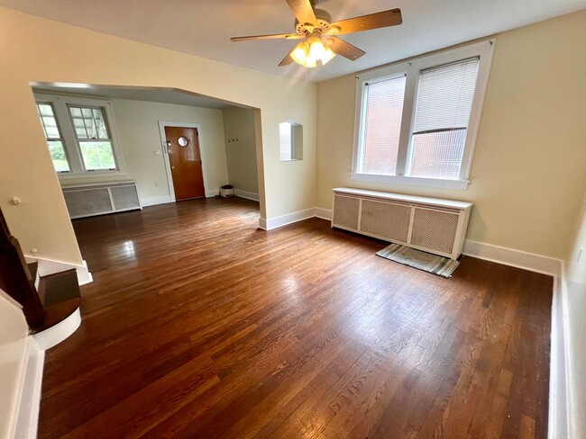 Building Photo - Spacious Home - 3 bedroom 1 bath - Squirre...