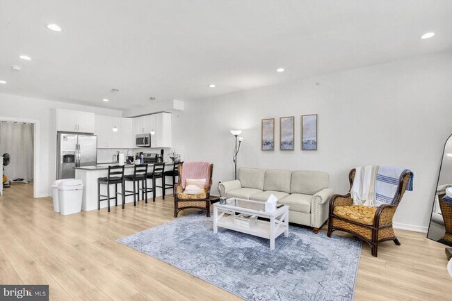 Building Photo - 385 Martin St