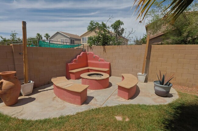 Building Photo - 14878 W Bloomfield Rd