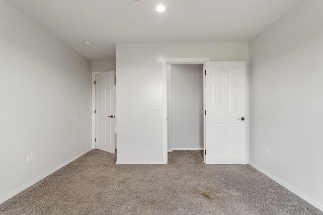 Building Photo - Modern Comfort on 1 Acre in Coweta – Available Now!