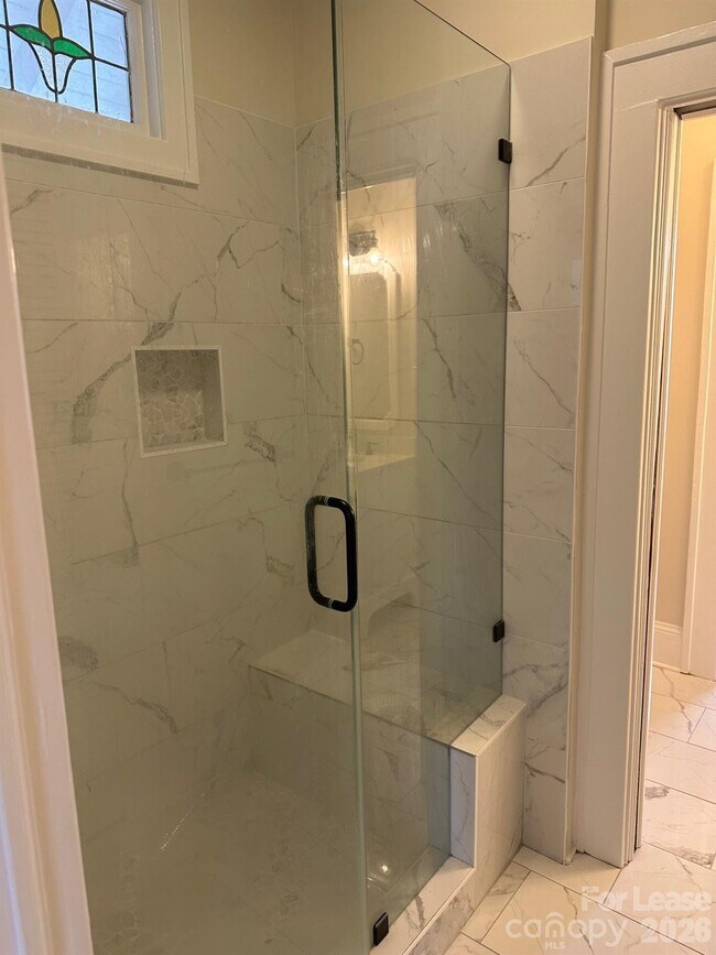 Building Photo - 407 W 9th St