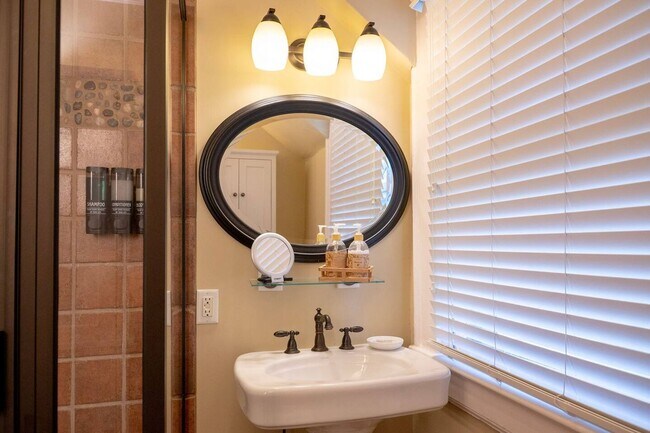 Building Photo - ***Furnished***Charming Historical Home for Lease in Downtown Winston-Salem