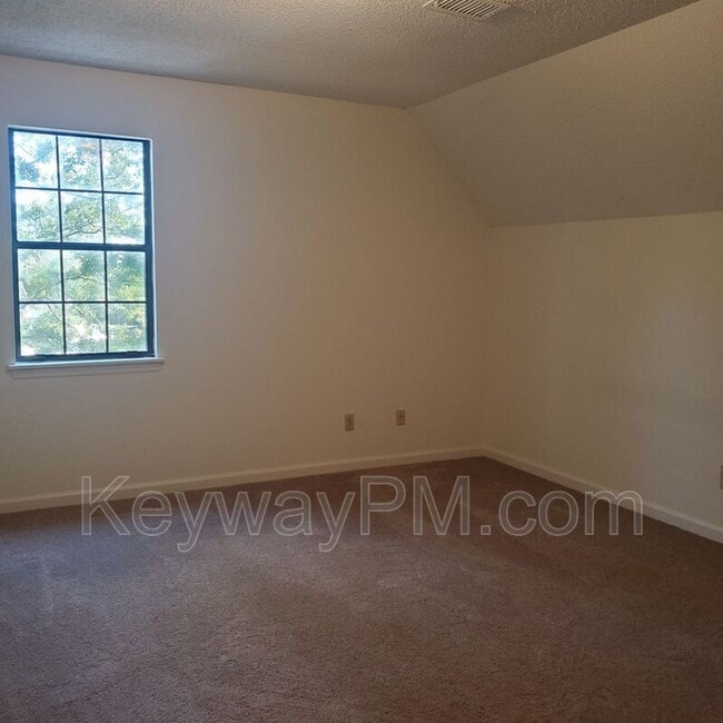 Building Photo - 231 Brooks Dr