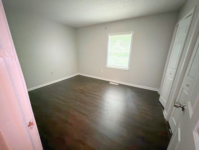 Building Photo - Beautifully Renovated 2 Bed / 1.5 Bath Townhome – Move-In Ready!