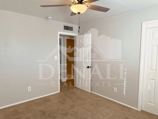 Building Photo - 1220 W Romo Jones St