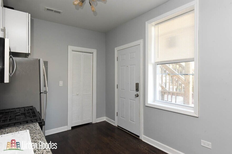 Building Photo - 3301 N Harding Ave