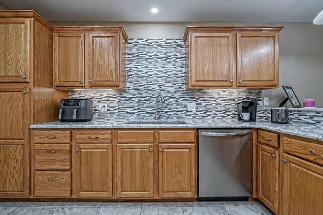 Building Photo - Spacious Townhome in Midway ISD