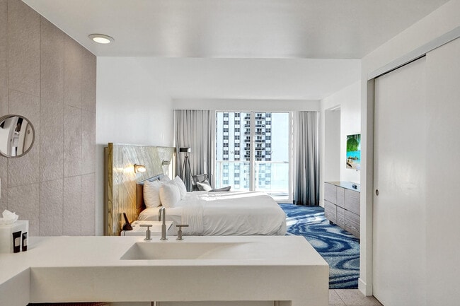 Building Photo - 3101 Bayshore Dr