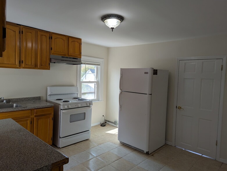 Eat-In Kitchen - 58 E Central Ave