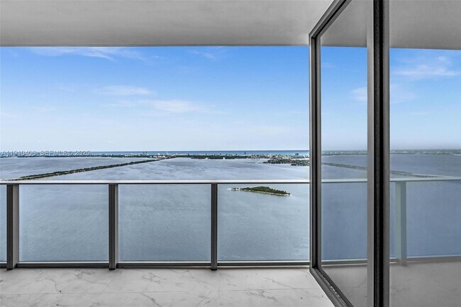 Building Photo - 700 NE 24th St