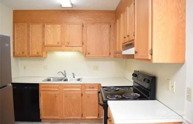 Building Photo - Private 2BD/1.5BA Townhouse in Prime NW Hi...