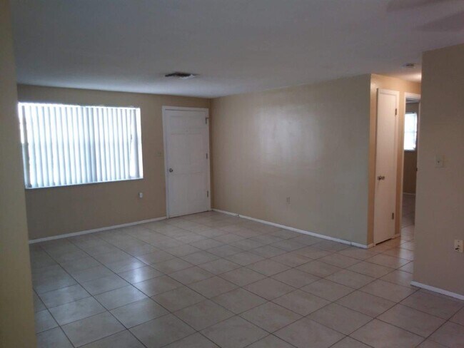 Building Photo - Beautiful 2/1/1 1034 Sq. Ft. with open flo...