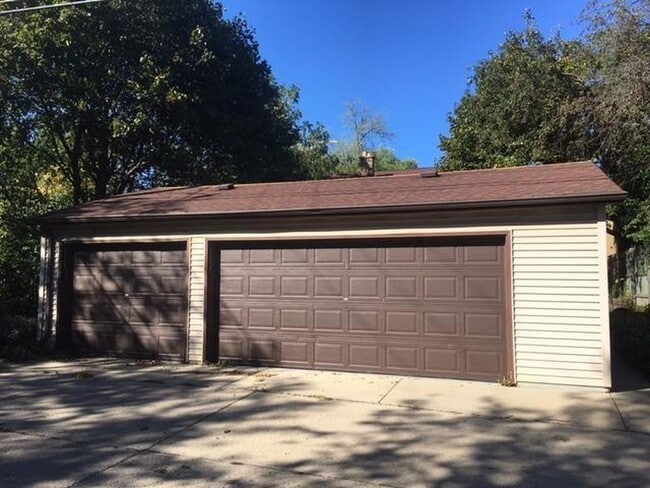 Building Photo - 2225 W Silver Spring Dr