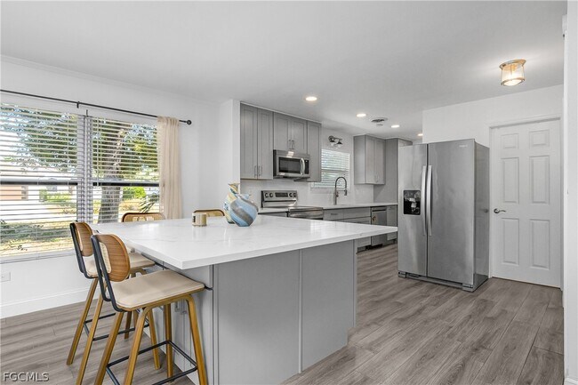 Building Photo - 174 2nd St