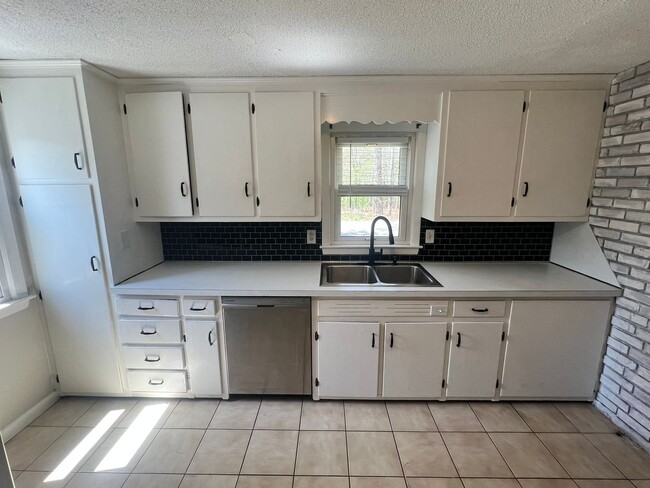 Building Photo - Single Family Ranch for Rent In Sixteen Ac...