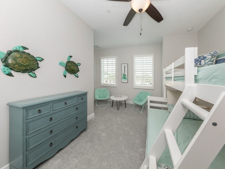 Building Photo - 906 E Venice Ave