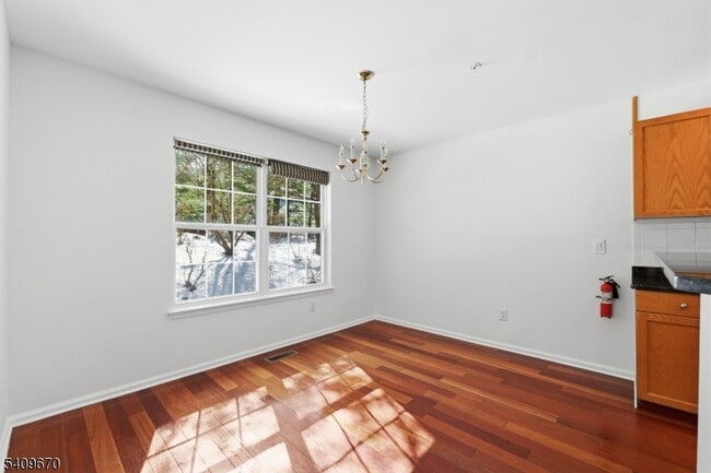 Building Photo - 402 Dalton Ct