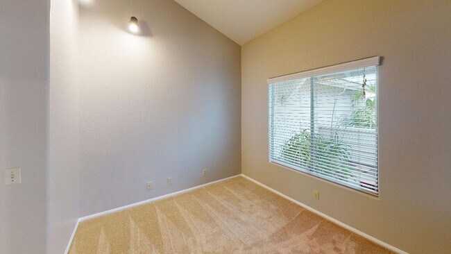 Building Photo - Spacious 4BR/2.5BA Single Level Home in Oc...