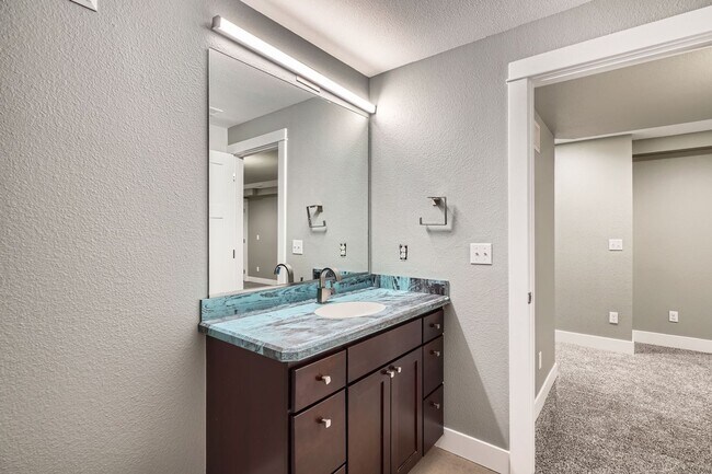 Building Photo - 4 Bed, 2 Bath Duplex in East Colfax – Brig...