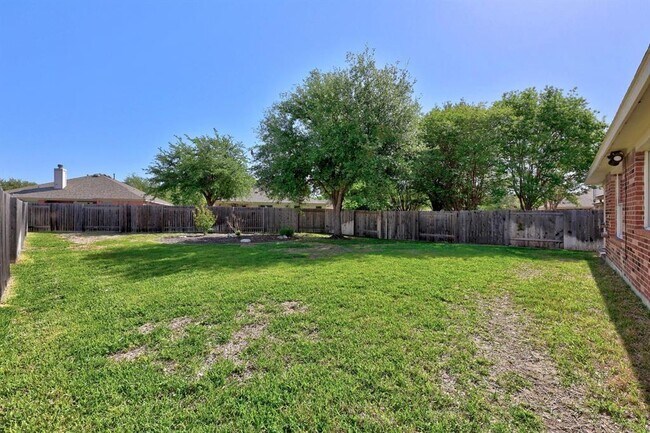 Building Photo - 806 Broken Trace Ct