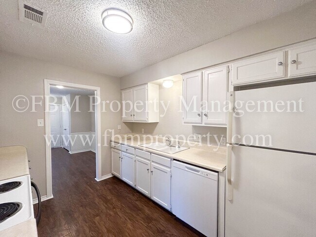 Building Photo - 509 W Denton St