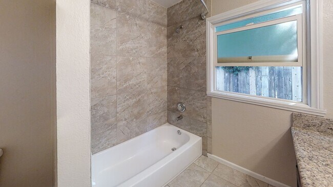 Building Photo - 6BD/3BA on College Ave!