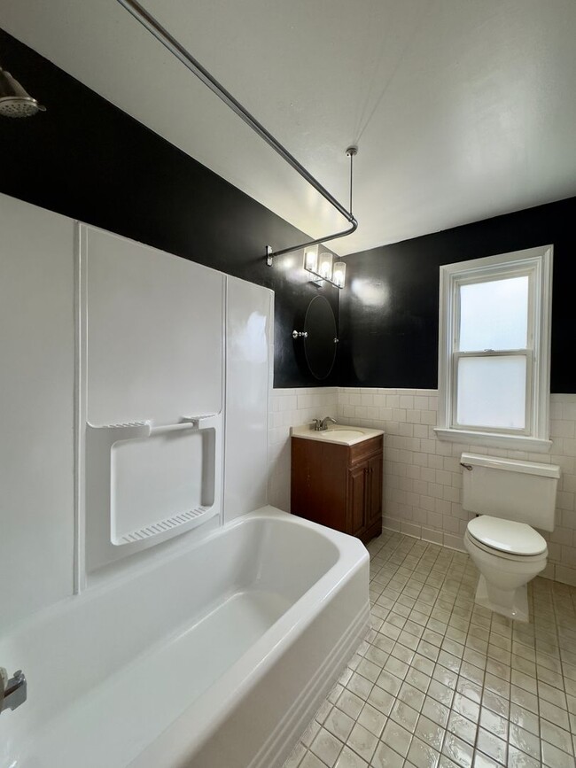 Building Photo - Charming 2 Bedroom/1 Bathroom Duplex Home ...