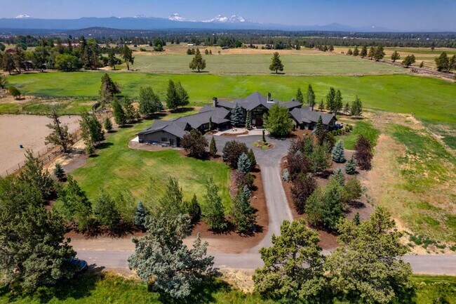 Building Photo - Stunning Tumalo Estate-6 Bed - 7.5 Bath ov...