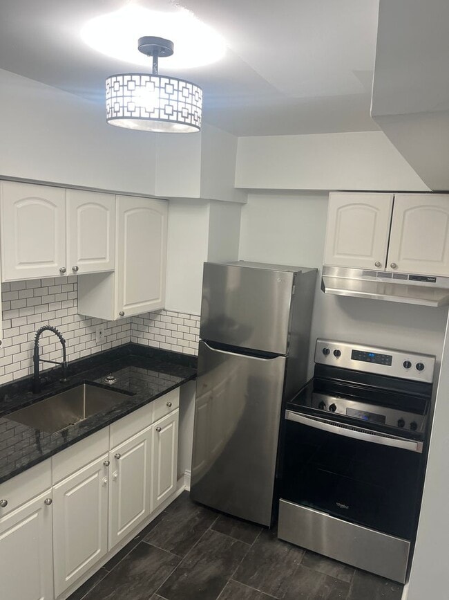 Building Photo - Newly Renovated 1 Bedroom, 1 Bath Apartmen...