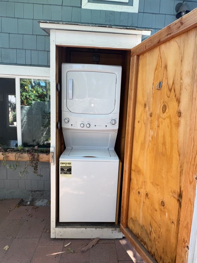 Building Photo - Charming 2-Bed, 1-Bath Apartment with Priv...
