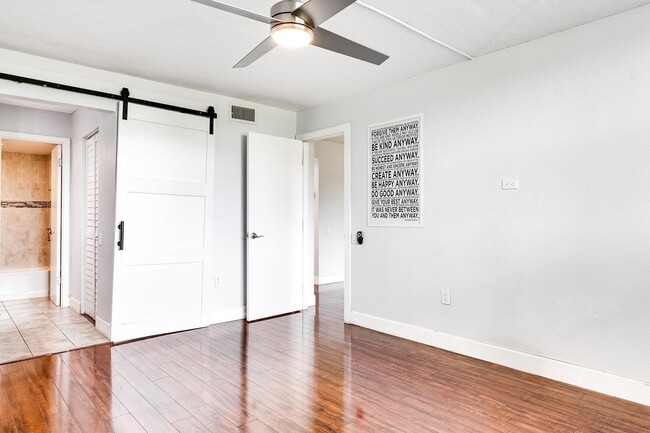 Building Photo - 9080 Lime Bay Blvd