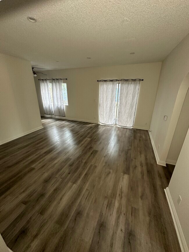 Entrance/Living Area - 11018 Morrison St