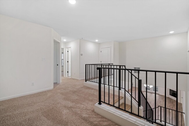 Building Photo - 300 Maple St