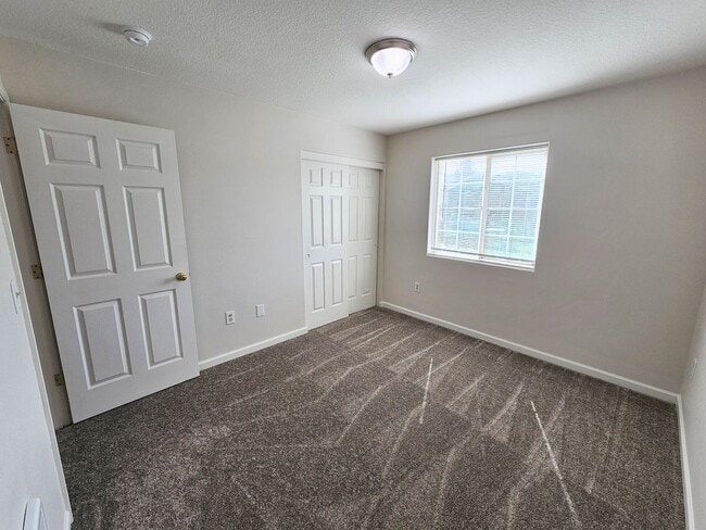 Building Photo - St. John's Townhome - 5 Bedroom, 2 bath Duplex Unit