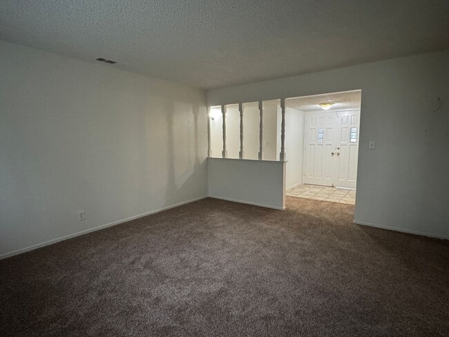 Building Photo - Three Bed, Two Bath Home In North Stockton