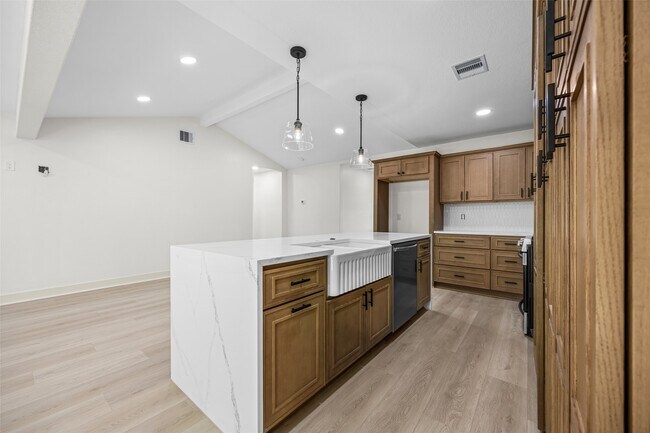 Primary Photo - 1230 W Donovan St